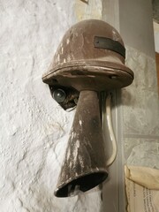 Signalhorn alt im Luftschutzkeller