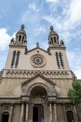 Fototapeta na wymiar vue d'une église dans le quatorzième arrondissement de Paris en France 