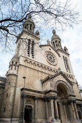 vue d'une église dans le quatorzième arrondissement de Paris en France 