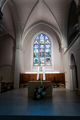 Intérieur d'une église catholique dans le quartier du quatorzième arrondissement de Paris en France