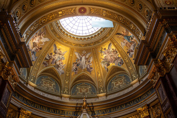 Fototapeta na wymiar Beautiful dome interior of a golden Cathedral church in Budapest