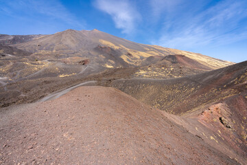 un relief volcanique de différentes teintes