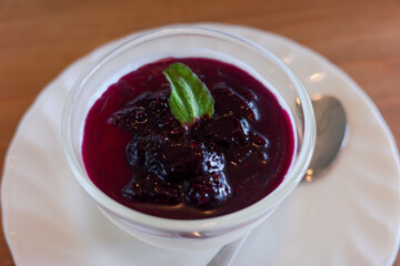 ブルーベリーソースのかかった杏仁豆腐