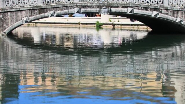 Lento ondeggio dell'acqua di una fontana pubblica 