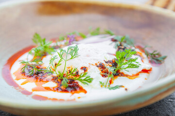 Huevos pochados acompañados por Salsa Roja