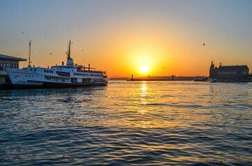 Fototapeta premium sunset and ferry at kadikoy, istanbul