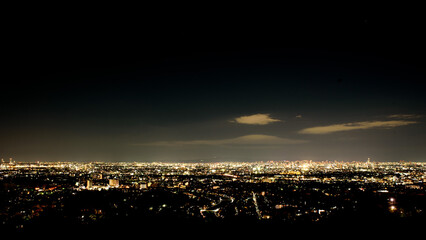大阪平野・夜景の広大な光の絨毯、兵庫県甲山から