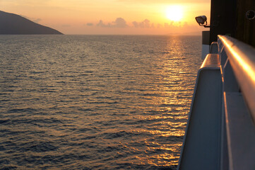 船上から眺める太陽が沈む時間帯の空