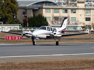 八尾空港を離陸する飛行機