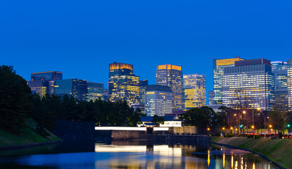 Fototapeta premium 東京 桜田門と丸の内高層ビル群夜景 2024