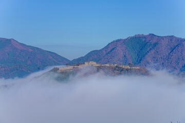 雲海に包まれた晩秋の竹田城址の情景