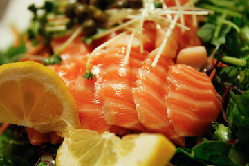 연어 회 위에 새싹 채소
