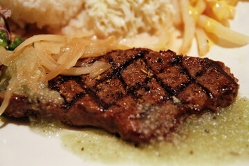 그릴무늬가 선명한 스테이크