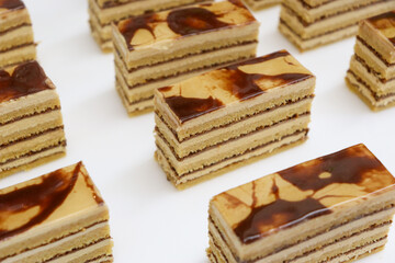 パティシエが作ったマーブル模様のスポンジケーキ、コーヒーとチョコとナッツプラリネクリームのケーキ