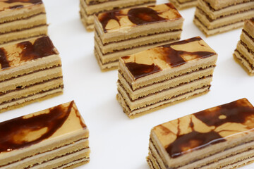 パティシエが作ったマーブル模様のスポンジケーキ、コーヒーとチョコとナッツプラリネクリームのケーキ