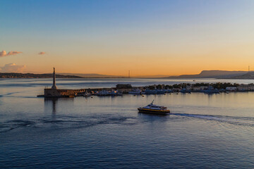 Obraz premium Boat leaving Messina Harbour at dusk,