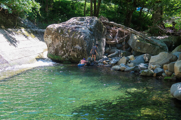 Fototapeta premium 夏休みに川遊びをする子どもたち