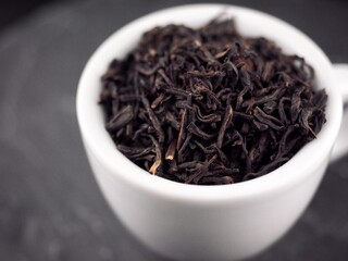 흰색 컵에 담긴 홍차잎