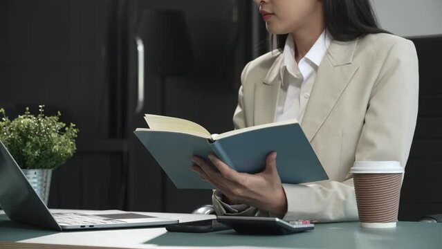 Experienced Asian businesswoman with CPA certification and a Bachelor's degree in Accounting or Finance. Proficient in bookkeeping, auditing, tax, and financial accounting using various software.