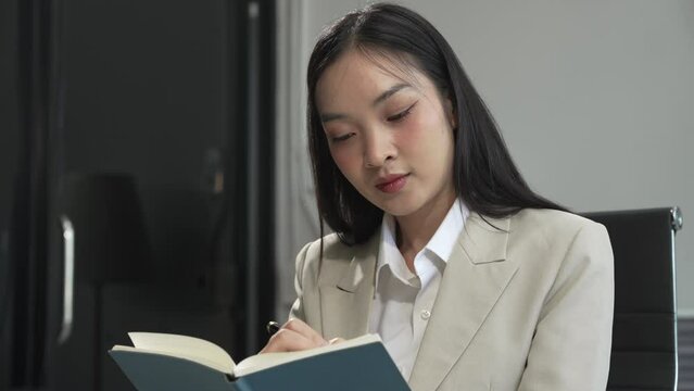 Experienced Asian businesswoman with CPA certification and a Bachelor's degree in Accounting or Finance. Proficient in bookkeeping, auditing, tax, and financial accounting using various software.