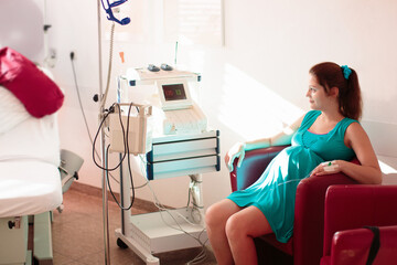 Obraz premium Young mother giving birth to a baby