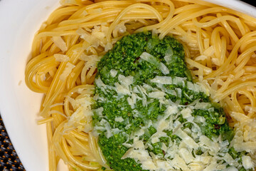 Spaghetti mit Petersiien-Pesto und Parmesan