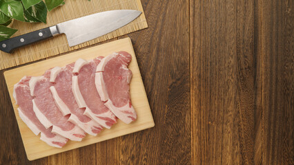 まな板の上の豚ロース肉