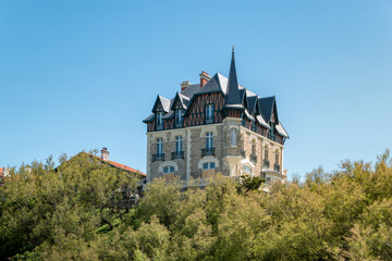 Fototapeta premium Casa antiga ou mansão de construção em pedra mas com traços típicos do País Basco em Biarritz, França