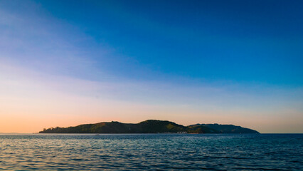 Naklejka premium Golden sunset at sea. Bonbon Beach, Romblon Island, Philippines