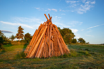 Holzstapel für Sonnenwendfeuer im Sonnenuntergang