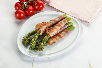 Grilled asparagus with bacon