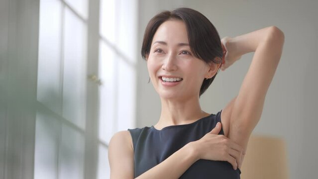 脇をチェックする女性