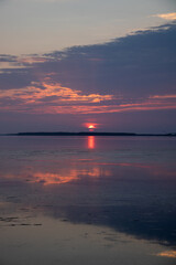 Fototapeta premium 湖に沈む綺麗な夕陽 
