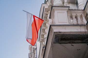 Polska Flaga powiewająca na wietrze