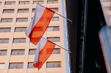 Polska Flaga powiewająca na wietrze