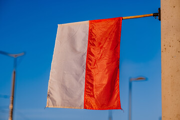 Polska Flaga powiewająca na wietrze © rozentuzjazmowany