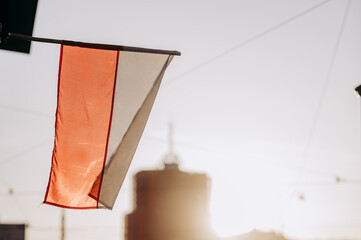 Polska Flaga powiewająca na wietrze © rozentuzjazmowany