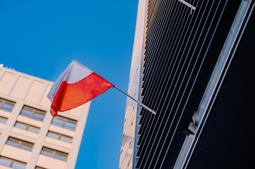 Polska Flaga powiewająca na wietrze © rozentuzjazmowany