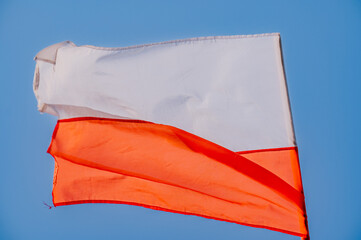 Polska Flaga powiewająca na wietrze © rozentuzjazmowany