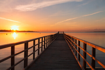 Fototapeta na wymiar Romantischer Steg an der Ostsee im Sommer bei Sonnenaufgang.