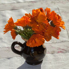Bouquet de fleurs de soucis dans un petit pot