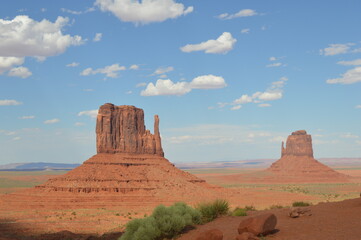 Fototapeta na wymiar Mountainous Land formations in summer in Monument Valley USA