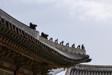 경복궁 지붕위의 수호석상 