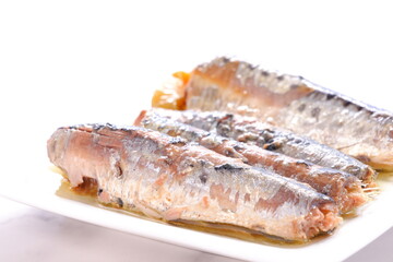 新鮮なイワシをオリーブオイルに漬けたオイルサーディン
