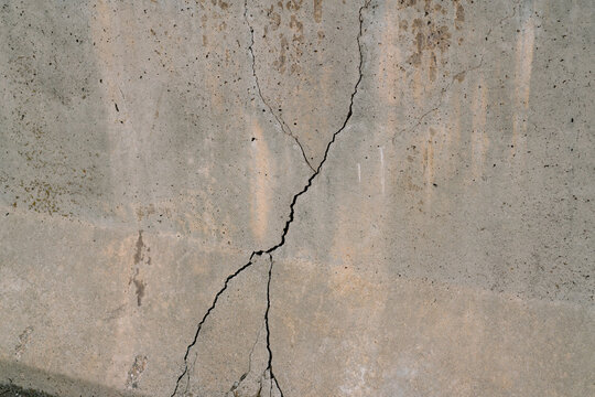 crack on reinforced concrete, serious damage to a prefabricated structure and should not be underestimated, a prelude to the collapse of a structure, seismic area.