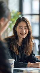 会社で会話をしている笑顔の日本人女性、中国人、韓国人