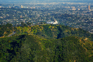 Obraz premium Griffith Observatory Aerial: Iconic Landmark Amidst Verdant Hills