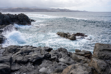 Meerlandschaft - starke Brandung, hohe Wellen -die Küste von Las Palmas de Gran Canaria