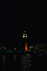 Fotografía del Big Ben iluminado de noche en Londres, Reino Unido.