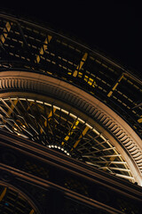 Fotografía del la parte exterior de la Opera de Londres iluminada en Reino Unido.